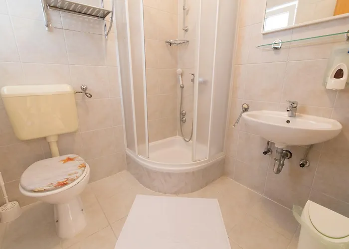 לינה וארוחת בוקר Stella Maris 4*