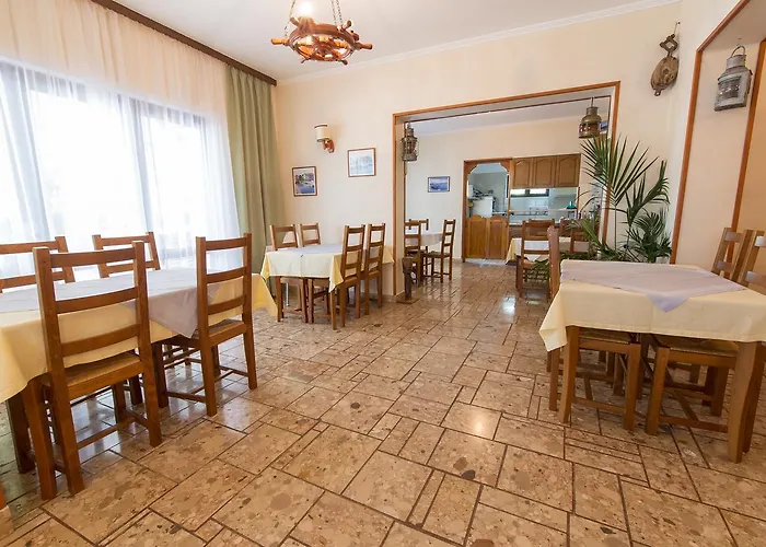 לינה וארוחת בוקר Stella Maris 4*